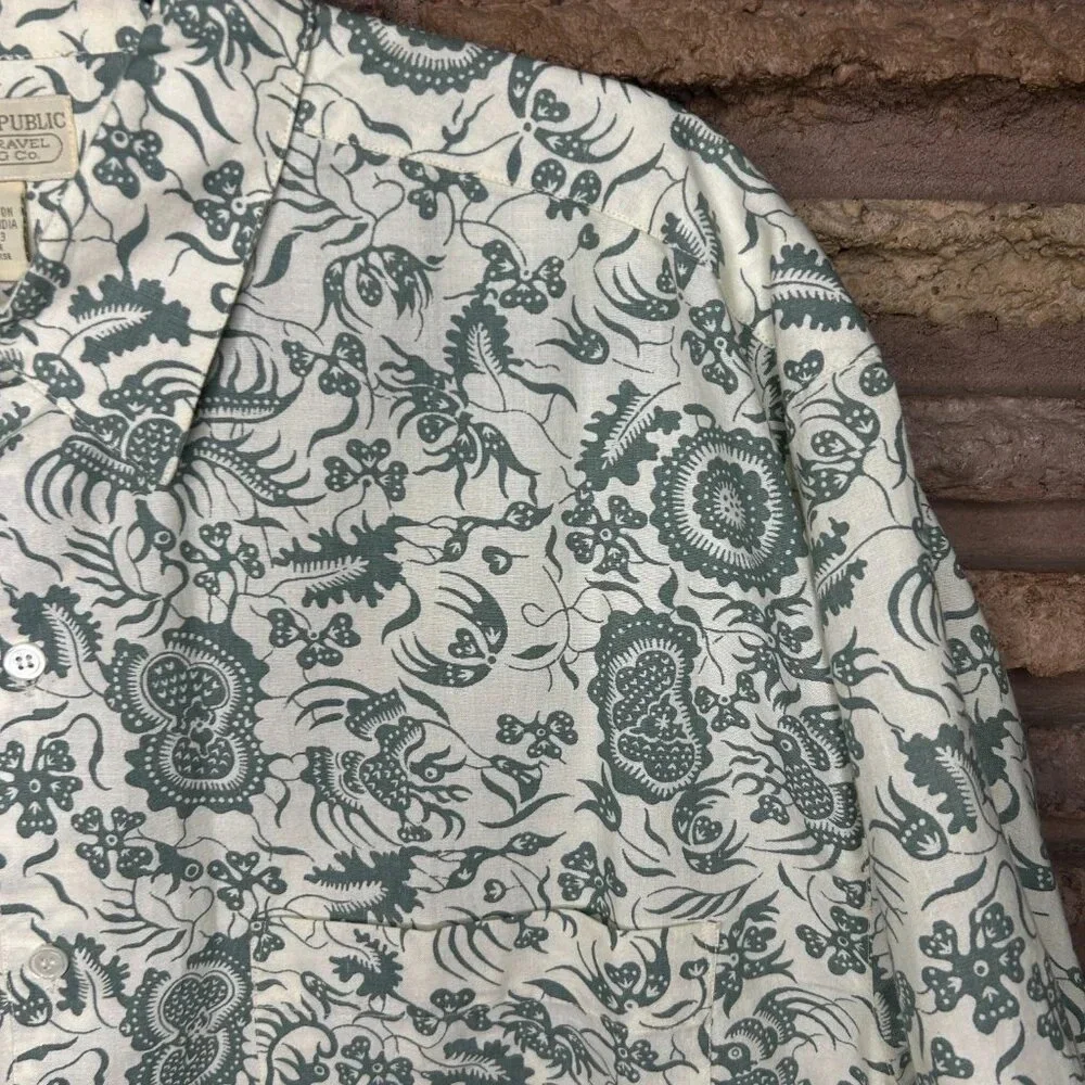 Banana Republic Safari and Travel Sage Green Geometric SS Shirt  Size Large